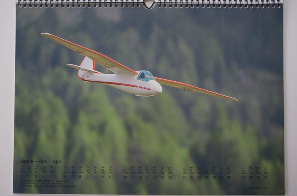 Fotowandkalender im A3-Format für 2026 mit Modellflugzeugen als Thema.