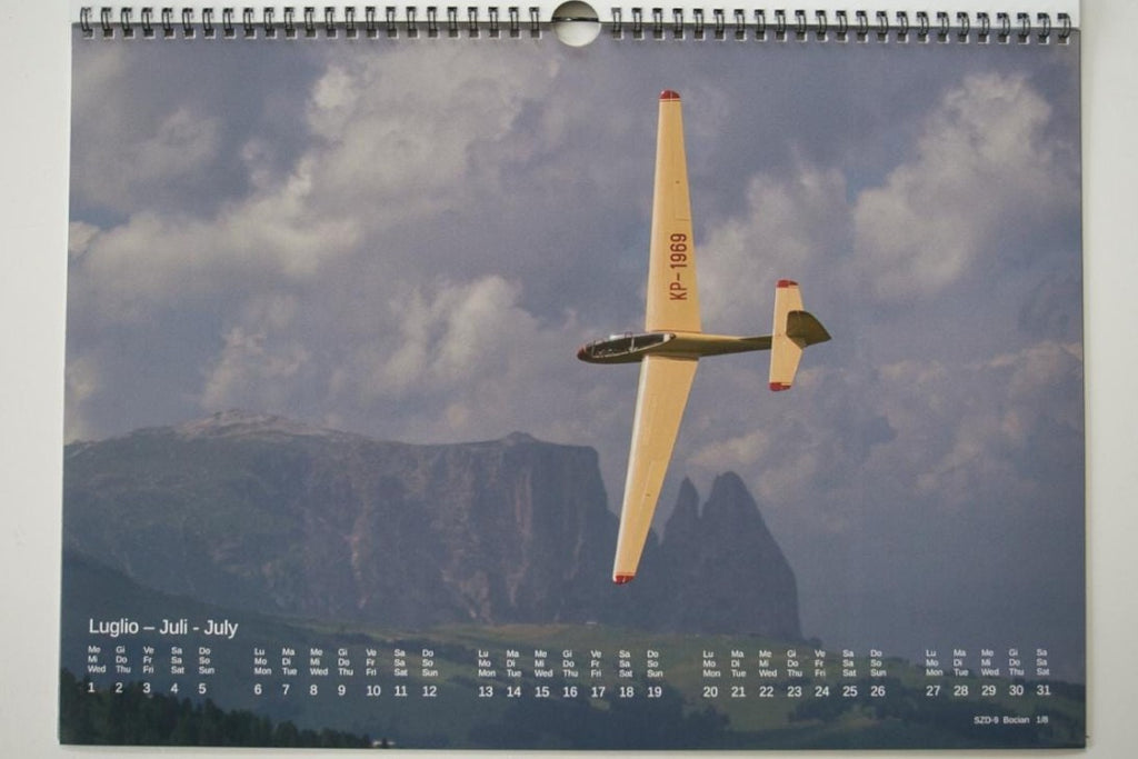 Fotowandkalender im A3-Format für 2026 mit Modellflugzeugen als Thema.