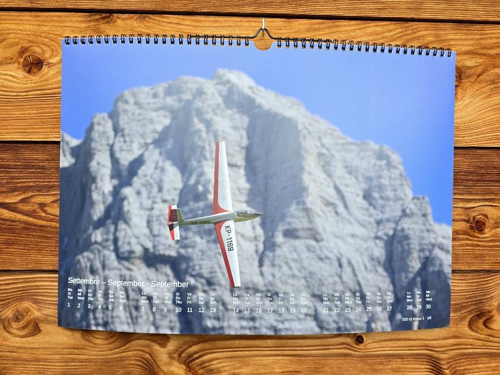 Fotowandkalender im A3-Format für 2026 mit Modellflugzeugen als Thema.